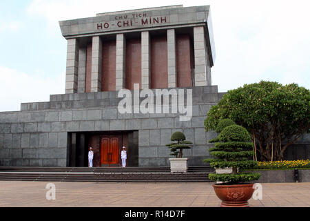 Zwei Wachen in weiße Uniform stand auf der Achtung vor dem Ho Chi Minh Mausoleum, Hanoi, Vietnam Stockfoto