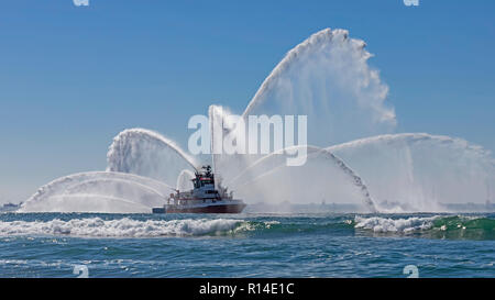 Feuer Boot Wasser sprühen in Huntington Beach Stockfoto