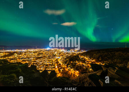 Northern Light über die Stadt Bodø, Norwegen. Stockfoto