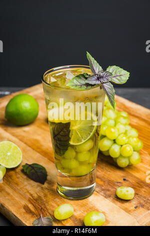 Frischen Cocktail mit Trauben-, Kalk- und Basilikum. Geringe Tiefenschärfe. Stockfoto