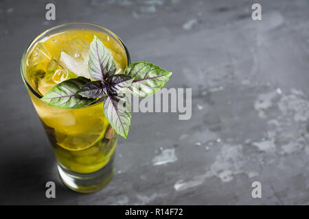 Frischen Cocktail mit Trauben-, Kalk- und Basilikum. Geringe Tiefenschärfe. Stockfoto