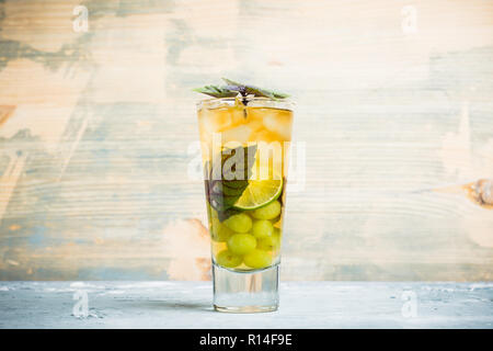 Frischen Cocktail mit Trauben-, Kalk- und Basilikum. Geringe Tiefenschärfe. Stockfoto