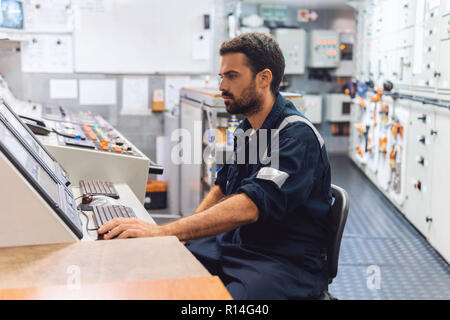 Marine Offizier in den Zimmer, Slg. Seamen's Arbeiten. Er arbeitet auf dem Computer Stockfoto