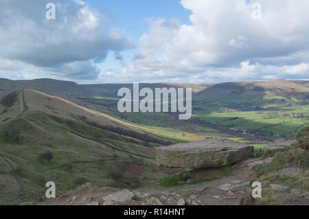 Entlang des Grates mit Mam Tor in der Hoffnung Tal, Peak District, Derbyshire Stockfoto