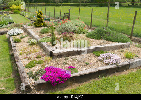 Konzentrische Rechtecke bilden die Form eines flachen angehoben Alpine bed von alten Bahnschwellen in einem englischen Kindergarten in Großbritannien begrenzt Stockfoto