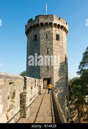 Defensive Mauer führt zu Kerle Tower, Warwick Castle Stockfoto