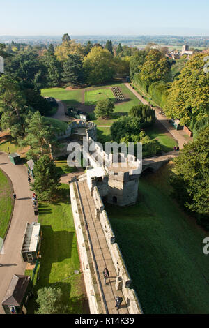 Blick vom Turm auf der Suche nach Jungs tragen und Clarence Türmen. Warwick Castle, England Stockfoto