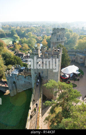 Blick vom Turm in Richtung Jungs das Torhaus, Warwick Castle, England Stockfoto