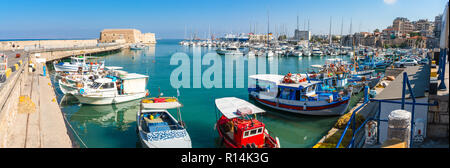 Die Stadt Heraklion Panoramablick auf die Skyline von berühmten Venezianischen Hafen. Mediterrane Stadt Heraklion alter Hafen Panorama, luxuriösen Yachten und Fischerboote Stockfoto