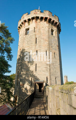 Defensive Mauer führt zu Kerle Tower, Warwick Castle Stockfoto