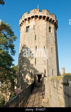 Defensive Mauer führt zu Kerle Tower, Warwick Castle Stockfoto