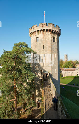 Defensive Mauer führt zu Kerle Tower, Warwick Castle Stockfoto