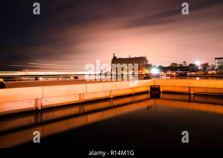 Lange vor dem haydarpasa Bahnhof Gebäude in Istanbul Kadikoy Nach Sonnenuntergang mit einem seltsamen Betonsteg und Reflexionen auf Wasser Stockfoto