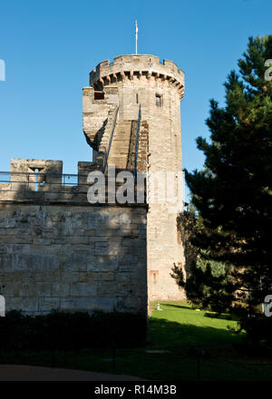 Defensive Mauer führt zu Kerle Tower, Warwick Castle Stockfoto