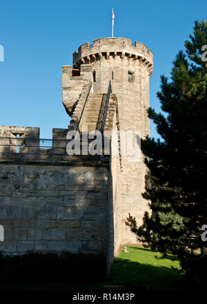 Steile Stufen auf defensive Wall, der bis zu den Jungs Tower, Warwick Castle Stockfoto