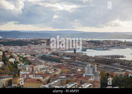 Blick auf die Marina von oben Blick auf die Hügel. Stockfoto