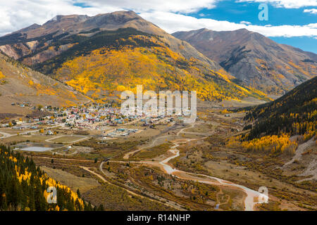 September 19, 2018. Silverton, Colorado, USA - Fernsicht auf historische Bergbaustadt im Herbst, Silverton, Colorado Route 550 Stockfoto