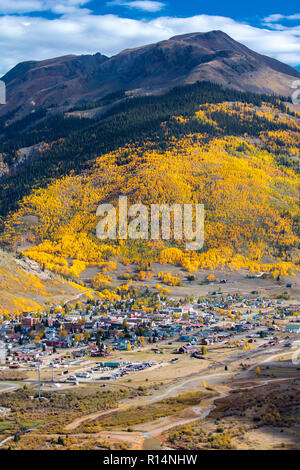 September 19, 2018. Silverton, Colorado, USA - Fernsicht auf historische Bergbaustadt im Herbst, Silverton, Colorado Route 550 Stockfoto