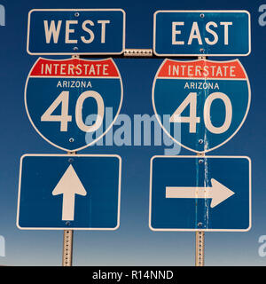 Sept. 13, 2018, USA - Interstate 40 Schild weist nach Osten und Westen, Arizona Stockfoto