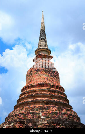 Elefanten umgeben Pagoda Wat Sorasak Tempel in der Provinz Sukhothai, Thailand. Stockfoto