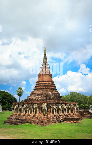 Elefanten umgeben Pagoda Wat Sorasak Tempel in der Provinz Sukhothai, Thailand. Stockfoto