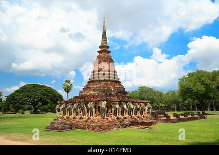 Elefanten umgeben Pagoda Wat Sorasak Tempel in der Provinz Sukhothai, Thailand. Stockfoto