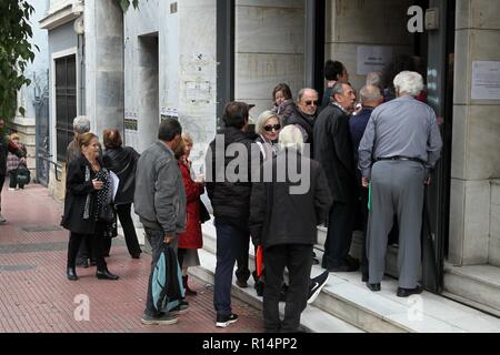 Das tägliche Leben in Athen. Rentner sind in der Schlange bei der öffentlichen Service serviert werden. Stockfoto