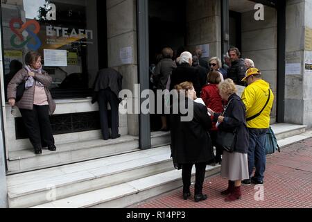 Das tägliche Leben in Athen. Rentner sind in der Schlange bei der öffentlichen Service serviert werden. Stockfoto