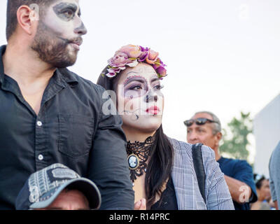 Ein Mann und eine Frau im Gesicht Farbe im Jahr 2018 Dia de Los Muertos Feier in Corpus Christi, Texas USA. Stockfoto