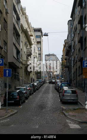 Belgrad, Serbien - Mai 05, 2018: Abendlicher Blick auf der Straße mit kleinen Autos geparkt. Stockfoto