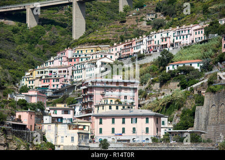 Eisenbahnbrücke von Riomaggiore nach Manarola als Teil der Cinque Terre an der ligurischen Küste von Italien, Europa Stockfoto