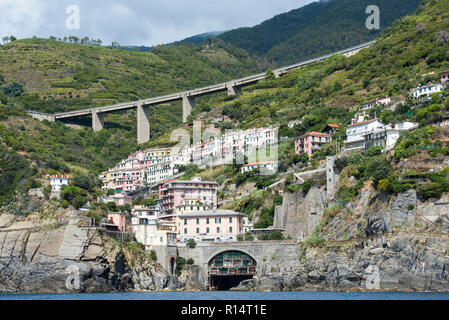 Eisenbahnbrücke von Riomaggiore nach Manarola als Teil der Cinque Terre an der ligurischen Küste von Italien, Europa Stockfoto