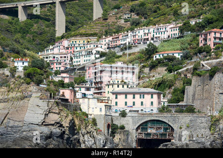 Eisenbahnbrücke von Riomaggiore nach Manarola als Teil der Cinque Terre an der ligurischen Küste von Italien, Europa Stockfoto