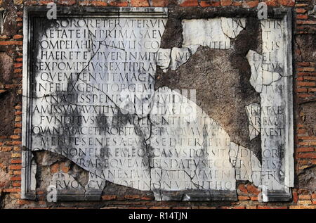 Antike lateinische Inschrift in der Via Appia von Rom, Italien Stockfoto