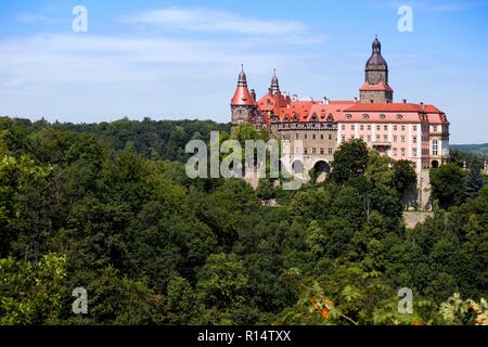 Schöne Burg Zamek Ksiaz auf einem Hügel in der Nähe der Stadt Walbrzych an den Polen Stockfoto
