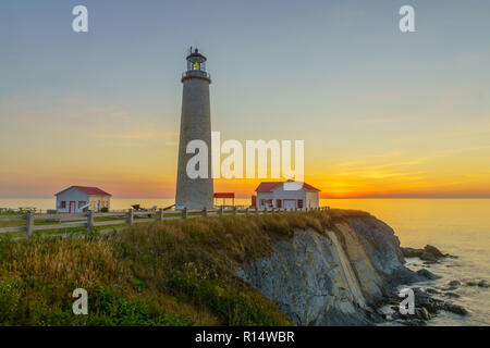 Sonnenaufgang in der Cap-des-Rosiers Leuchtturm, Gaspe Halbinsel, Quebec, Kanada Stockfoto