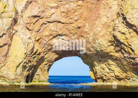 Blick auf den Arch in der Perce rock, an der Spitze der Halbinsel Gaspé, Quebec, Kanada Stockfoto