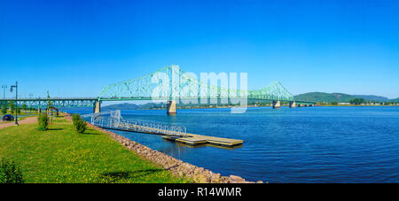 Panoramablick auf den J.C. Van Horne Brücke, den Fluss überqueren Restigouche zwischen Campbellton, New Brunswick und Pointe-a-la-Croix, Quebec. Kanada Stockfoto