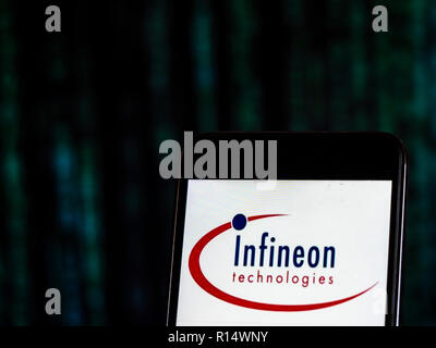 Infineon Technologies Semiconductor Manufacturing Company Logo auf dem Smartphone angezeigt. Die Infineon Technologies AG ist ein deutscher Halbleiterhersteller. Zum 30. September 2016, Infineon hatte 36,299 Mitarbeiter weltweit. Stockfoto