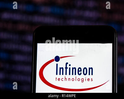 Infineon Technologies Semiconductor Manufacturing Company Logo auf dem Smartphone angezeigt. Die Infineon Technologies AG ist ein deutscher Halbleiterhersteller. Zum 30. September 2016, Infineon hatte 36,299 Mitarbeiter weltweit. Stockfoto