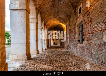 Arcade in den königlichen Palast von Aranjuez, Madrid. Fluchtpunkt, Perspektive Stockfoto