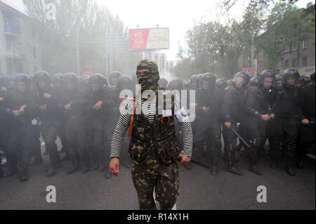 April 28, 2014 - Donezk, Ukraine: pro-russische separatistische Führer stellt ein Geschwader der ukrainischen Polizisten versuchen, eine friedliche Demonstration der Ukrainer für die Einheit ihres Landes zu schützen. Angst ist auf das Gesicht des Polizisten zu sehen, weil Sie wissen, es gibt Hunderte mehr gewalttätige Separatisten in den Straßen in der Nähe. Trotz Polizeischutz, der pro-russischen Gruppe gewaltsam angegriffen und verteilte die friedlichen Demonstranten. Die pro-russische separatistische Gruppe, meist Jugendliche in Balaclava, dann ihre Aktionen gefeiert durch schreien Sie hatten zertrümmerte 'Faschisten'. Une manif Stockfoto