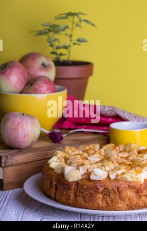 Französischer Apfelkuchen auf einer Platte Stockfoto