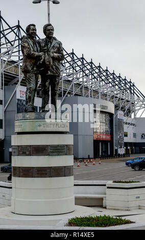 Clough und Taylor Statue außerhalb des Derby County Football Ground Stockfoto