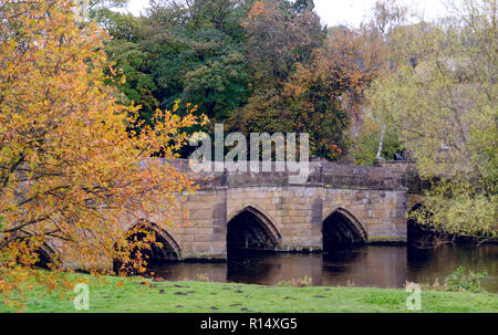 Bakewell, eine Stadt in der Grafschaft Derbyshire Dales, Derbyshire, England UK mittelalterliche Brücke über den Fluss Wye. Stockfoto