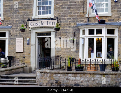 Bakewell, eine Stadt in der Grafschaft Derbyshire Dales, Derbyshire, England UK Castle Inn Stockfoto