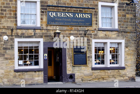 Bakewell, eine Stadt in der Grafschaft Derbyshire Dales, Derbyshire, England Großbritannien das Queens Arms Pub Stockfoto