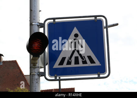 Verkehrszeichen auf der Straße. Schild Fußgängerüberweg Stockfoto