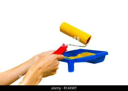 Interior Design. Das Mädchen malt die Wand in Gelb. Rolle und Lack. Stockfoto