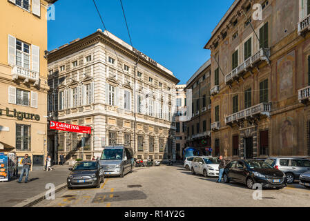 Genua, Italien, 28. Oktober 2017: Die fineco Bank auf dem Fontane Marose Square, Genua, Ligury, Italien. Die pallavicini Palace sichtbar auf der rechten Seite. Stockfoto